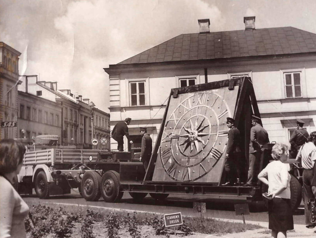 Transport tarcz zegara Zamku Królewskiego 