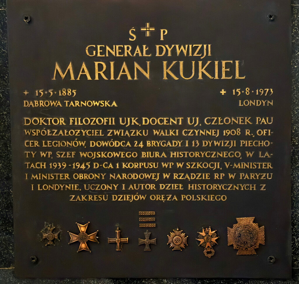 Tablica poświęcona generałowi Marianowi Kukielowi